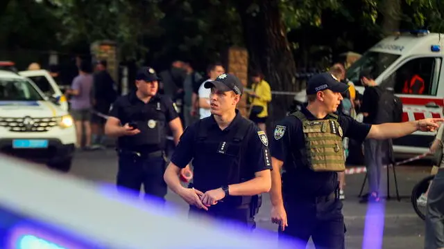 epa10728513 Ukrainian policemen keep watch outside, after an explosion at the Shevchenkiv District Court, in Kyiv, Ukraine, 05 July 2023. Interior Minister Ihor Klymenko said that according to preliminary information, a man who was brought to a hearing in a case where he was the accused, detonated an explosive device inside the court. He died as a result of the explosion and two law enforcement officers were injured. Police are investigating how the explosives were brought into the courthouse. EPA/STEPAN FRANKO