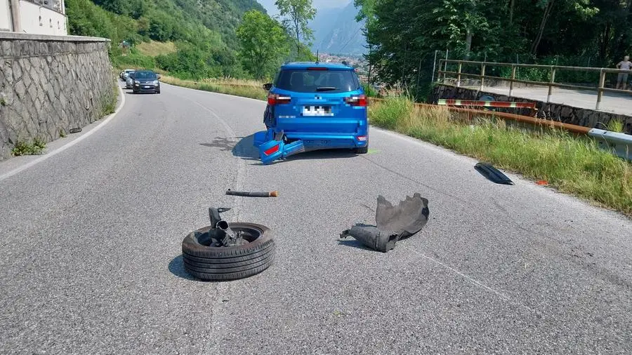 Scooterista travolto da un'auto sulla 237 del Caffaro