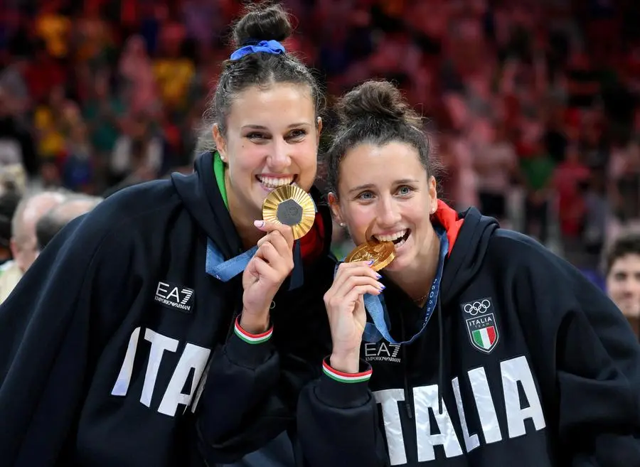 Anna Danesi festeggia l'oro con l'Italvolley