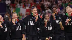 Anna Danesi festeggia l'oro con l'Italvolley