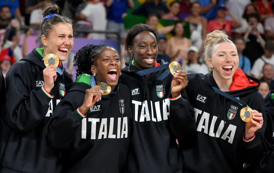 Anna Danesi festeggia l'oro con l'Italvolley