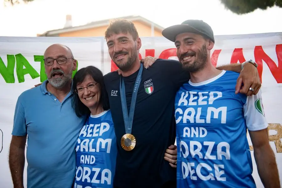 SPORT CANOA RONCADELLE FESTEA A SORPRESA PER GIOVANNI DE GENNARO NELLA FOTO GIOVANNI DE GENNARO CON LA FAMIGLIA 11-08-2024 PIERPAOLO PAPETTI AGENZIA NEWREPORTER