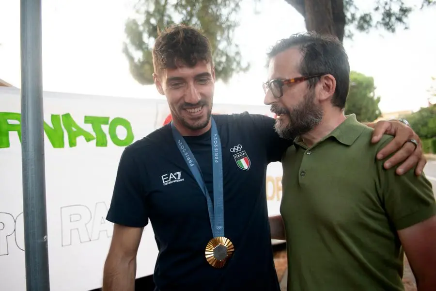 SPORT CANOA RONCADELLE FESTEA A SORPRESA PER GIOVANNI DE GENNARO NELLA FOTO GIOVANNI DE GENNARO E IL SINDACO 11-08-2024 PIERPAOLO PAPETTI AGENZIA NEWREPORTER