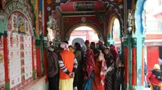 epa11048807 Indian devotees offer prayers to Hindu God Hanuman at Hanuman Garhi Temple, in Ayodhya, Uttar Pradesh, India, 29 December 2023. Hindu God Ram Mandir (Temple) is scheduled to be inaugurated by Indian Prime Minister Narendra Modi on 22 January 2024 in Ayodhya. The temple is being built at the birthplace of Rama, a principal deity of Hinduism, according to the Ramayana, a text from ancient India which narrates the life of Rama. EPA/RAJAT GUPTA