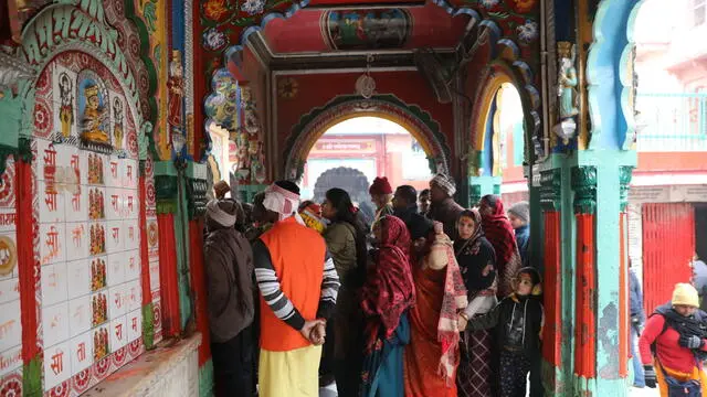 epa11048807 Indian devotees offer prayers to Hindu God Hanuman at Hanuman Garhi Temple, in Ayodhya, Uttar Pradesh, India, 29 December 2023. Hindu God Ram Mandir (Temple) is scheduled to be inaugurated by Indian Prime Minister Narendra Modi on 22 January 2024 in Ayodhya. The temple is being built at the birthplace of Rama, a principal deity of Hinduism, according to the Ramayana, a text from ancient India which narrates the life of Rama. EPA/RAJAT GUPTA