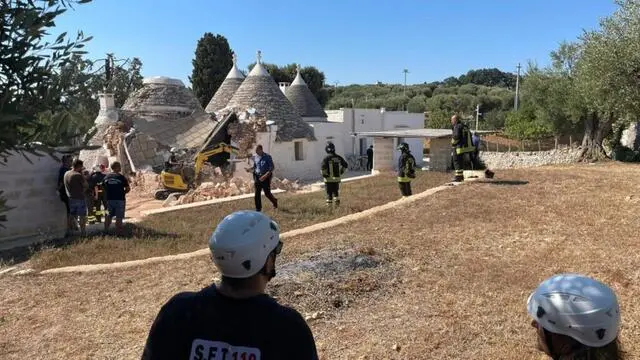 Un'esplosione si è verificata all'interno di un trullo nelle campagne di Cisternino, in provincia di Brindisi, 11 agosto 2024. Una donna che si trovava nel trullo è rimasta ferita ed è stata trasportata in codice rosso in ospedale. Un'altra persona sarebbe sotto le macerie e i vigili del fuoco stanno scavando per recuperarla. L'esplosione sarebbe stata provocata da una fuga di gas. ANSA/DANILO SANTORO