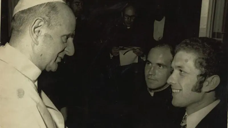 Rolfi con don Franco Bettinsoli: il 28 luglio 1971 incontrò papa Paolo VI - © www.giornaledibrescia.it
