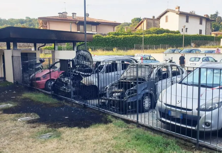 Auto e scooter incendiati a Salò