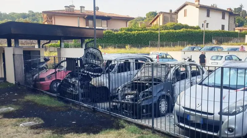 Auto e scooter incendiati a Salò