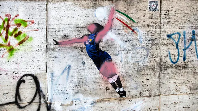 L’opera della street artist Laika dedicata alla giocatrice Paola Egonu medaglia d’oro nelle ultime Olimpiadi di Parigi 2024 con la Nazionale femmile di pallavolo italiana, vandalizzata con della vernice rosa nei pressi del CONI, Roma, 13 agosto 2024. ANSA/ANGELO CARCONI