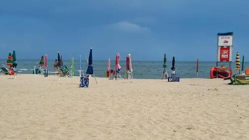 Un fulmine si è abbattuto sulla spiaggia di Alba Adriatica piena di turisti. Coinvolti almeno tre bagnanti, uno di loro è ferito grave: è stato soccorso in elicottero per essere trasferito all'ospedale di Teramo. Il fatto è avvenuto intorno a mezzogiorno sulla costa sud albense, tra le concessioni Piccolo chalet e Copacabana, 3 agosto 2024 ANSA / Luca Tomassoni