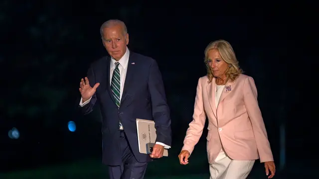 epa11548137 US President Joe Biden (L) and First Lady Jill Biden (R) arrive at the White House in Washington, DC, USA, on 13 August 2024. The President and First Lady traveled to New Orleans, Louisiana to attend at Biden Cancer Moonshot initiative event at Tulane University. EPA/BONNIE CASH / POOL