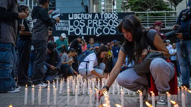 epaselect epa11538489 People attend a national vigil for political prisoners called by the opposition, at Los Palos Grandes square, in Caracas,Venezuela, 08 August 2024. According to a report by EFE, Venezuelan President Nicolas Maduro announced during a march on 03 August, that 2000 protesters were arrested. The opposition have been protesting against the official results of Venezuela's 28 July presidential elections and called on the international community to recognize opposition candidate Edmundo Gonzalez as the election winner. The Venezuelan National Electoral Council (CNE) on 02 August 2024 proclaimed Nicolas Maduro as re-elected president of Venezuela. EPA/Henry Chirinos