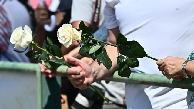 I comitati degli abitanti sfollati per il crollo di ponte Morandi, lanciano ne fiume Polcevera delle rose bianche durante la commemorazione in memoria delle 43 vittime del crollo di ponte Morandi, durante la commemorazione del crollo il 14 agosto 2018, Genova, 14 agosro 2023. ANSA/LUCA ZENNARO