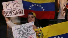 epa11523896 A woman protests against the 28 July results of the National Electoral Council (CNE) in Venezuela's presidential elections, which declared Nicolas Maduro, the President of Venezuela, as the winner in Asuncion, Paraguay, 03 August 2024. EPA/NINA OSORIO