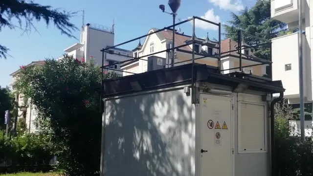 Cabina per il controllo della qualità dell'aria collocata in via Amba Alagi a Bolzano