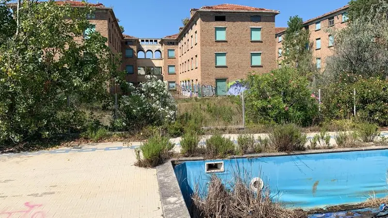 La desolazione si vede anche in piscina © www.giornaledibrescia.it