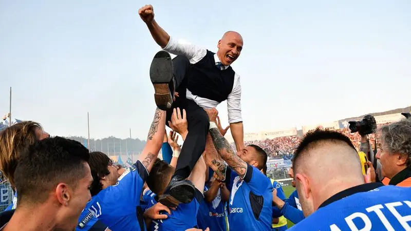 Corini portato in trionfo per la promozione in serie A - Foto New Reporter © www.giornaledibrescia.it