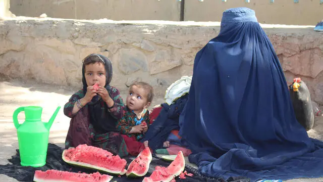 23 agosto 2021 - “Oggi, circa 10 milioni di bambini in Afghanistan hanno bisogno di assistenza umanitaria per sopravvivere. Si stima che un milione di bambini soffriranno di malnutrizione acuta grave quest’anno e, senza cure, potrebbero morire. Un numero stimato di 4,2 milioni di bambini non vanno a scuola, fra cui oltre 2,2 milioni di bambine. Da gennaio, le Nazioni Unite hanno registrato oltre 2.000 violazioni gravi dei diritti dei bambini. Circa 435.000 bambini e donne sono sfollati interni. Questa è la dura realtà che i bambini afghani affrontano, e rimane tale indipendentemente dagli sviluppi politici in corso e dai cambiamenti governativi.