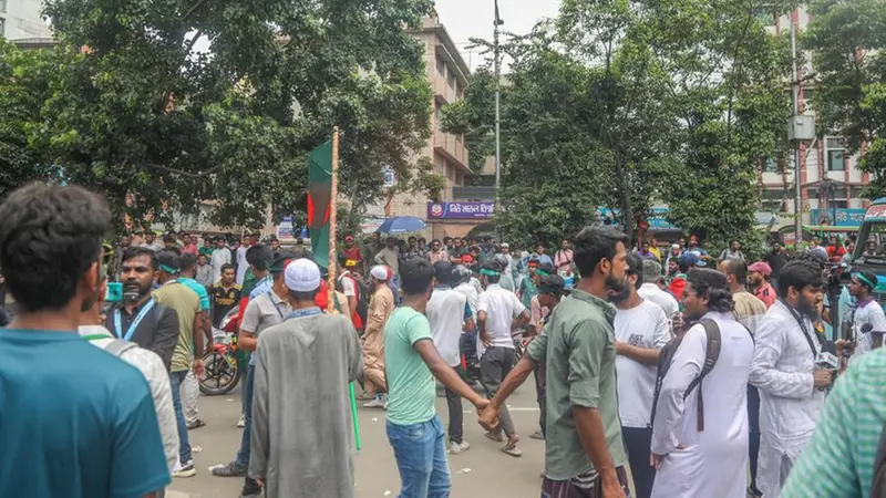 Una protesta di studenti in Bangladesh - Foto Ansa/Epa/Monirul Alam © www.giornaledibrescia.it