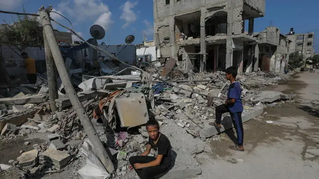 epa11548251 Palestinians inspect a destroyed house following an Israeli air strike in Al Maghazi refugee camp, Gaza Strip, 14 August 2024. The Palestinian Health Ministry in Gaza said at least six Palestinians were killed from the Eid family in the Israeli strike in the Al Maghazi refugee camp and more than 10 others were injured. More than 39,500 Palestinians and over 1,400 Israelis have been killed, according to the Palestinian Health Ministry and the Israel Defense Forces (IDF), since Hamas militants launched an attack against Israel from the Gaza Strip on 07 October 2023, and the Israeli operations in Gaza and the West Bank which followed it. EPA/MOHAMMED SABER