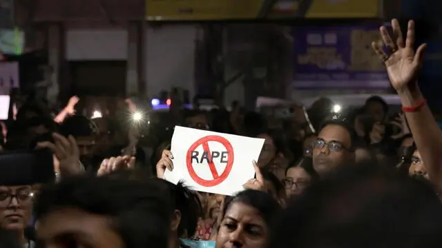 epa11549401 Citizens of Kolkata shout slogans against the government as they attend a mass protest over a rape and murder incident that took place at RG Kar Medical College in Kolkata, India, 14 August 2024. The Kolkata High Court on 13 August ruled that a probe into the rape and murder of a doctor during her working hours at RG Kar Medical College must be transferred to the Central Bureau of Investigation (CBI). A postgraduate student was found dead at a seminar hall of the hospital on 09 August, sparking state-wide protest protests and a strike by medical students and doctors. EPA/PIYAL ADHIKARY