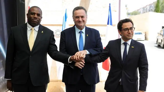 epa11551115 British Foreign Secretary David Lammy (L) and French Foreign Minister Stephane Sejourne (R) shake hands with Israeli Foreign Minister Israel Katz (C) during their meeting at the Ministry of foreign affairs in Jerusalem, 16 August 2024. As Gaza ceasefire talks in presence of mediators from Qatar, Egypt and the US enter their second day, British Foreign Secretary David Lammy and his French counterpart Stephane Sejourne went on 16 August on a joint visit to Israel. Their visit comes in an effort to push for a ceasefire in Gaza and de-escalation of conflict risks in the region, in the context of an expected Iranian retaliation on Israel after the killing of Hamas leader Ismail Haniyeh in Tehran on 31 July 2024. EPA/ABIR SULTAN