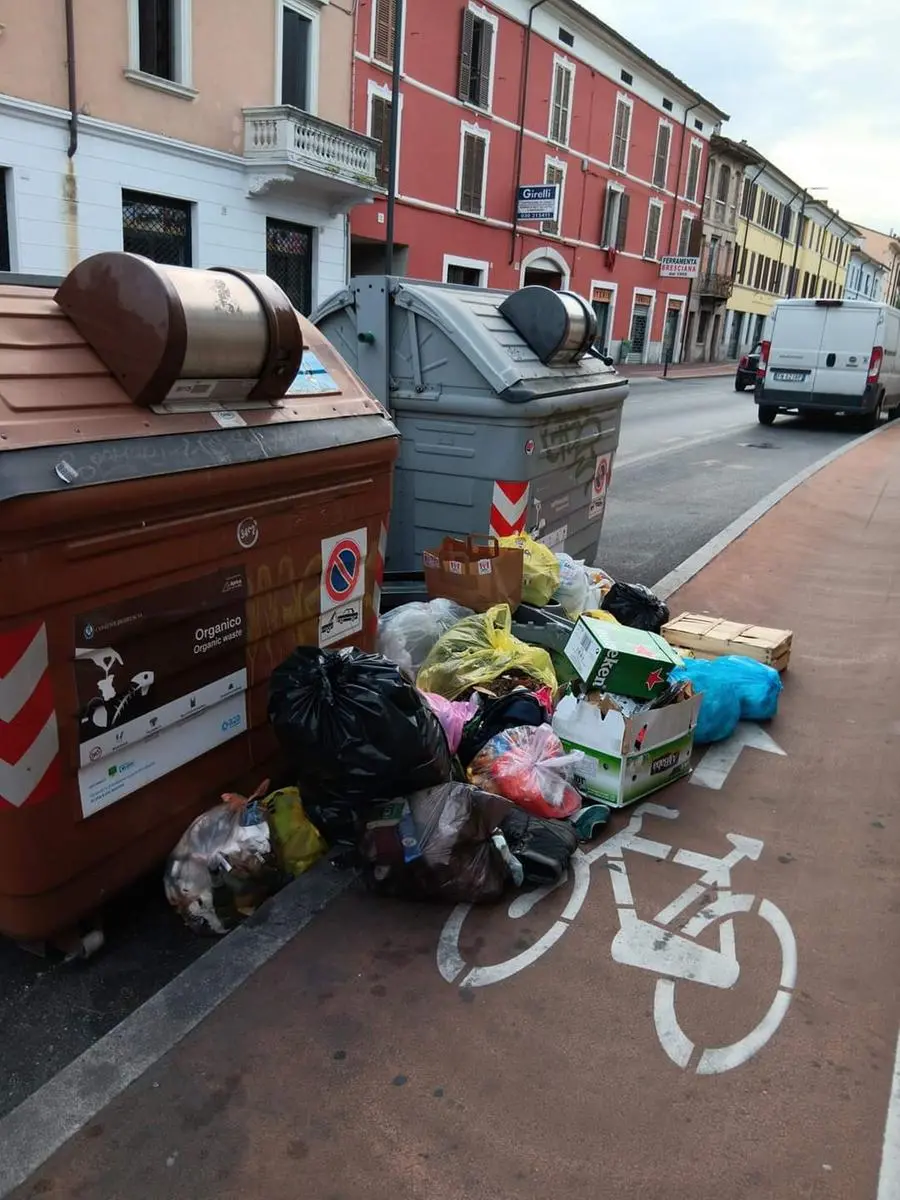 Rifiuti, il fuori cassonetto a Brescia fenomeno da contrastare