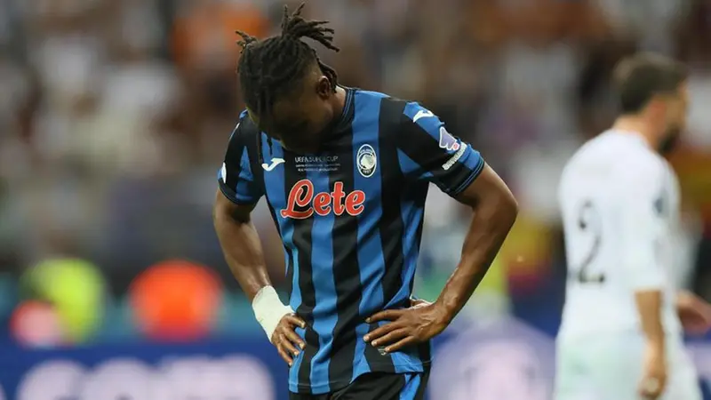 Lookman dell'Atalanta a testa bassa dopo la sconfitta con il Real in Supercoppa - Foto Ansa © www.giornaledibrescia.it