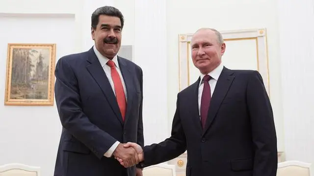 epa07868009 Russian President Vladimir Putin (R) and Venezuelan President Nicolas Maduro (L) shake hands during their meeting in the Kremlin in Moscow, Russia, 25 September 2019. Venezuelan President Nicolas Maduro is on a working visit to Moscow. EPA/ALEXEI DRUZHININ / SPUTNIK / KREMLIN POOL / POOL MANDATORY CREDIT