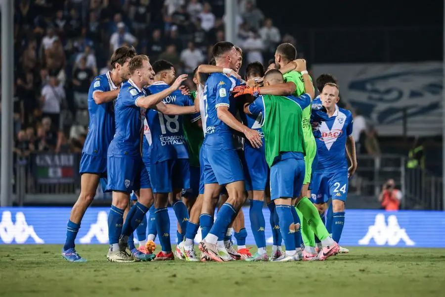 Il Brescia batte il Palermo: l'esultanza della prima vittoria di campionato