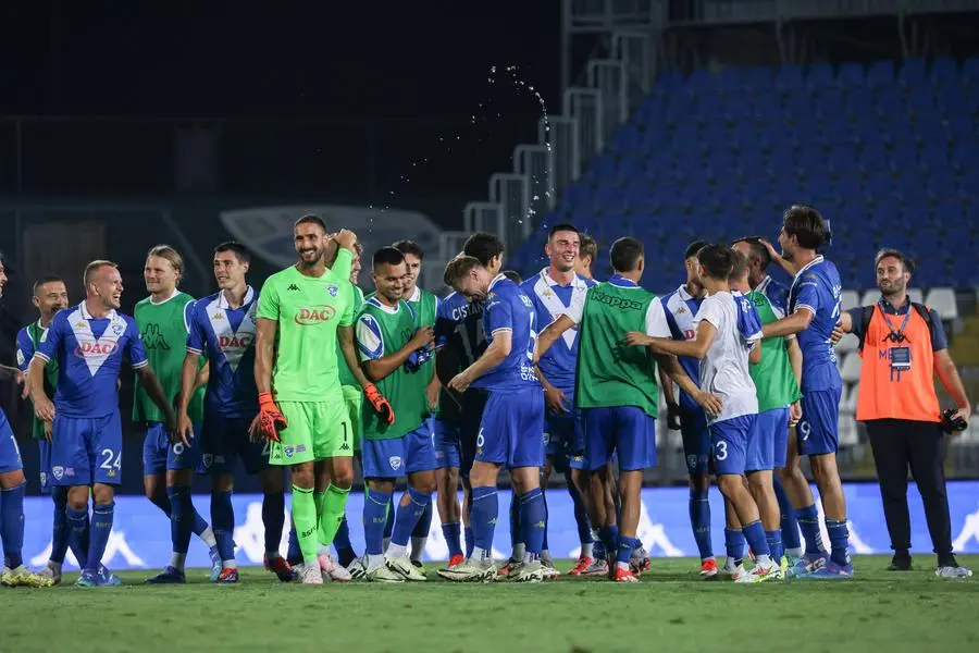 Il Brescia batte il Palermo: l'esultanza della prima vittoria di campionato