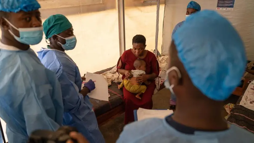 Repubblica Democratica del Congo. Alcuni medici assistono una donna ed il suo bambino, foto d'archivio - Foto Ansa © www.giornaledibrescia.it