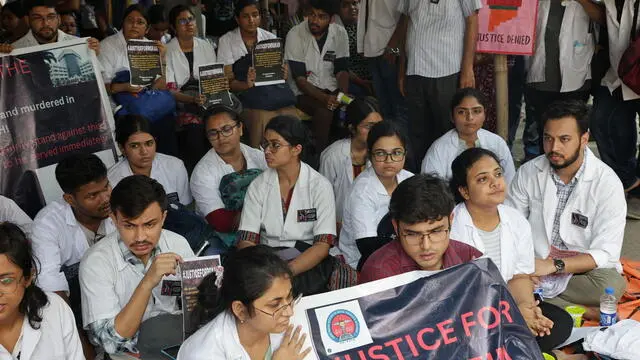 epa11552575 Medical students and doctors attend a protest at RG Kar Medical College in Kolkata, India, 17 August 2024. The Indian Medical Association has announced a nationwide withdrawal of services by doctors of modern medicine in all sectors from 6 am on Saturday, August 17 for a period of 24 hours with all essential and emergency services remaining operational as a protest against an alleged rape and murder incident. On August 9, a postgraduate medical student was found dead in a seminar room at the hospital, sparking nationwide protests and strikes by medical students and doctors. On August 13, the High Court of Kolkata ruled that the investigation into the rape and murder of a doctor during her working hours at RG Kar Medical College must be transferred to the Central Bureau of Investigation (CBI). EPA/PIYAL ADHIKARY