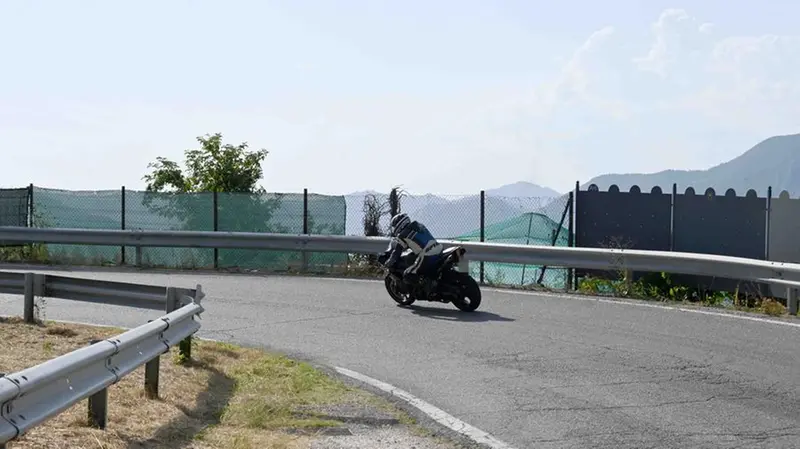 Un motociclista sulla strada che da Iseo porta a Polaveno - Marco Ortogni/Neg © www.giornaledibrescia.it