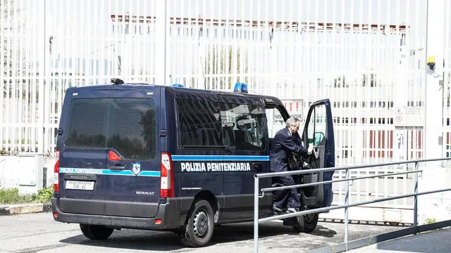 Il presidio del sindacato della Polizia penitenziaria Osapp davanti al carcere di Torino, l'11 aprile 2024, contro la situazione di grave sovraffollamento che provoca tensioni e violenze all'interno della casa circondariale. ANSA/JESSICA PASQUALON