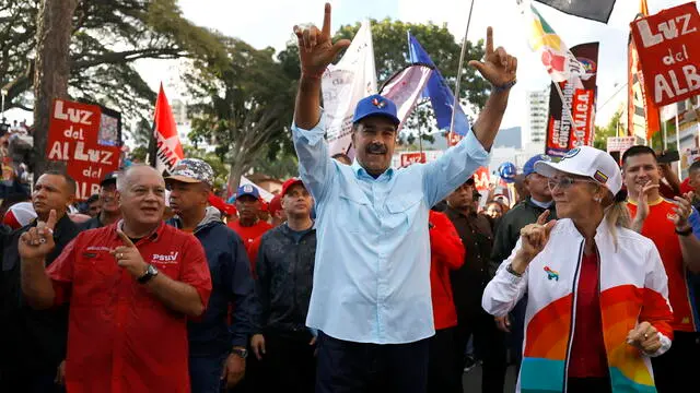 epa11553786 The president of Venezuela, Nicolas Maduro (C), dances with his wife, Cilia Flores, and the first vice president of the ruling United Socialist Party of Venezuela (PSUV), Diosdado Cabello (L), during a pro-government rally in Caracas, Venezuela, 17 August 2024. Maduro asked Parliament to approve 'very quickly' the law against fascism, neo-fascism and hate crimes, which contemplates, among other things, sanctioning those who promote acts of 'violence' in the country, a product of 'intolerance.' EPA/MIGUEL GUTIERREZ