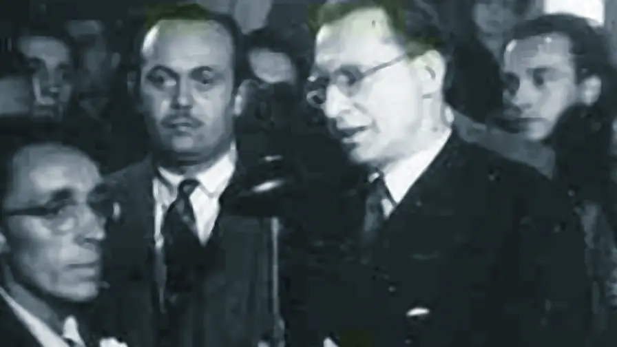 Alcide De Gasperi accanto a un giovane Bruno Boni in occasione della visita del 19 marzo 1948 per l’accesissima campagna elettorale di quell’anno - Foto Alberto Sorlini - Museo della Fotografia