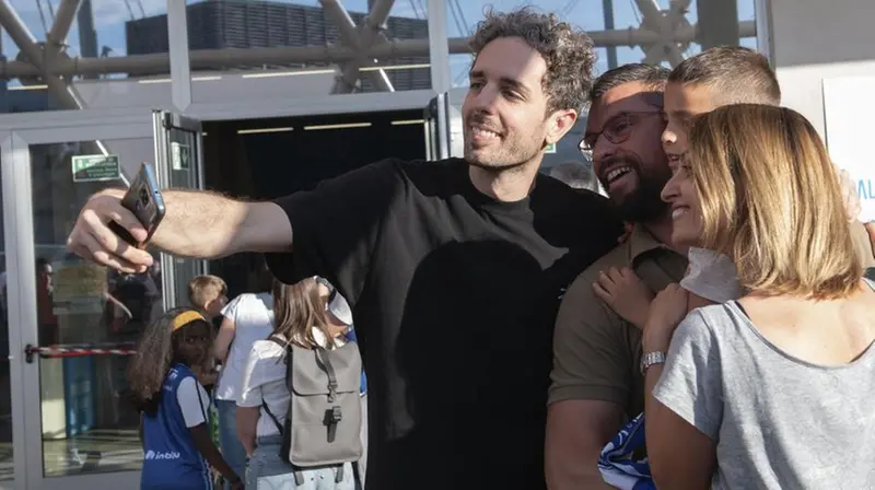 Amedeo Della Valle insieme a dei tifosi - Foto New Reporter Papetti © www.giornaledibrescia.it