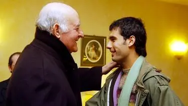 Carlo Mazzone abbraccia Pep Guardiola - © www.giornaledibrescia.it