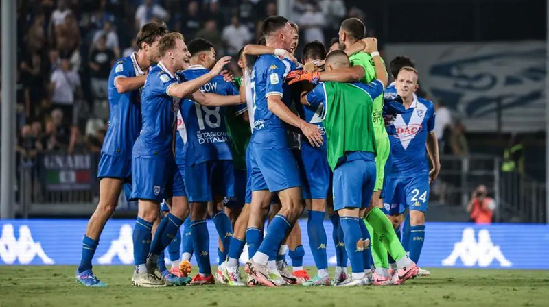 Un bell'abbraccio di squadra nel debutto stagionale in B - Foto New Reporter Comincini © www.giornaledibrescia.it