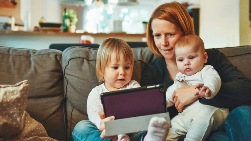 Una mamma con i suoi figli - Foto Unsplash © www.giornaledibrescia.it