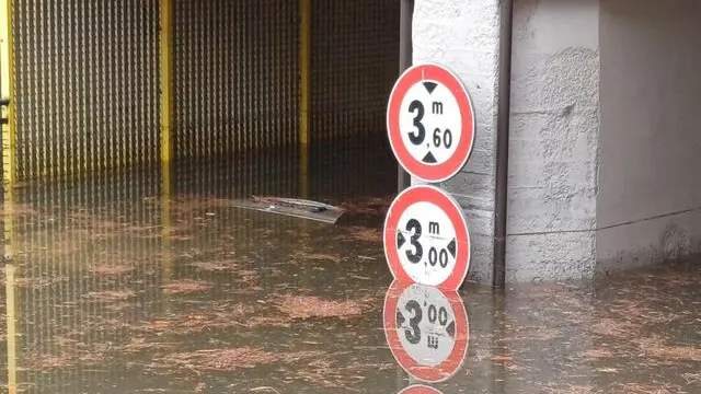 La pioggia abbondante caduta stamani ha causato seri problemi alla circolazione con diversi sottopassi allagati e chiusi prudenzialmente, così come anche danni ad alcune proprietà private a San Benedetto del Tronto (Ascoli Piceno),19 agosto 2024 . ANSA/Giuseppe Ercoli