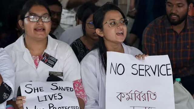 epa11552572 Medical students and doctors attend a protest at RG Kar Medical College in Kolkata, India, 17 August 2024. The Indian Medical Association has announced a nationwide withdrawal of services by doctors of modern medicine in all sectors from 6 am on Saturday, August 17 for a period of 24 hours with all essential and emergency services remaining operational as a protest against an alleged rape and murder incident. On August 9, a postgraduate medical student was found dead in a seminar room at the hospital, sparking nationwide protests and strikes by medical students and doctors. On August 13, the High Court of Kolkata ruled that the investigation into the rape and murder of a doctor during her working hours at RG Kar Medical College must be transferred to the Central Bureau of Investigation (CBI). EPA/PIYAL ADHIKARY