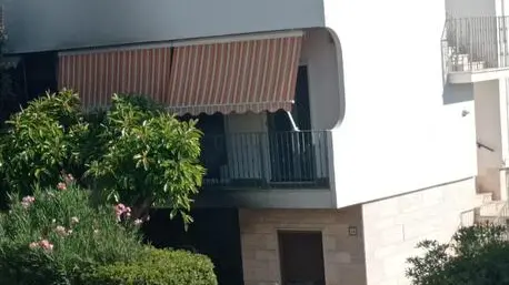 La casa dove tre persone sono rimaste ferite la scorsa notte in una esplosione, probabilmente dovuta a una fuga di gas, a Porto Cesareo, in provincia di Lecce, 15 agosto 2024. ANSA/Stefania Congedo