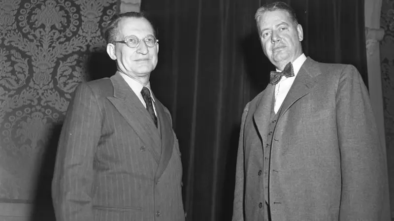 Alcide De Gasperi con William Herold, della NATO, al termine del loro incontro al palazzo del Viminale a Roma - Foto Ansa © www.giornaledibrescia.it