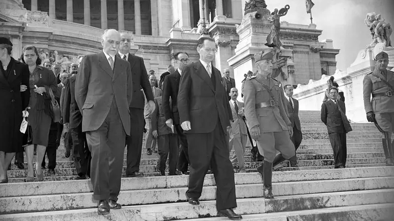 De Gasperi al Vittoriano - Foto Ansa © www.giornaledibrescia.it