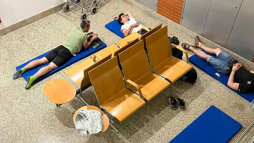 I ragazzi bresciani hanno dormito tre notti in aeroporto - © www.giornaledibrescia.it