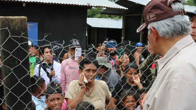 epa11443806 Elected president of Panama, Jose Raul Mulino (R), visits the Lajas Blancas migrant shelter in Darien, Panama, 28 June 2024. Mulino said that he aspires to sign with the United States, within the framework of his assumption of office on 01 July 2024, an agreement for the repatriation of irregular migrants who arrive in the Central American country through the dangerous Darien jungle, the natural border with Colombia. EPA/Moncho Torres