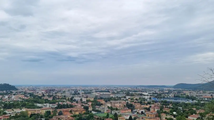 La nostra città sotto la coltre di nubi giunta ieri - © www.giornaledibrescia.it